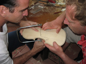 Luthiers en Cuba: mucha pasión y pocos medios